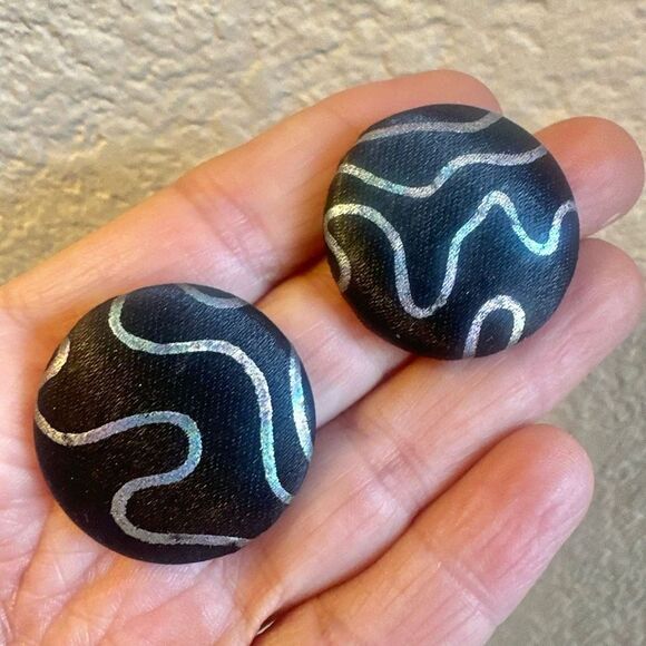 Black fabric circle post earrings - Picture 1 of 6